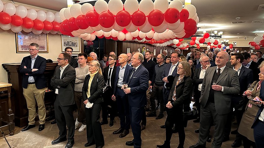 Nach der pandemiebedingten Pause genossen die Teilnehmenden des IW Jahresempfangs die optimistische Stimmung in kölschem Ambiente. Foto: Jork Herrmann/IW