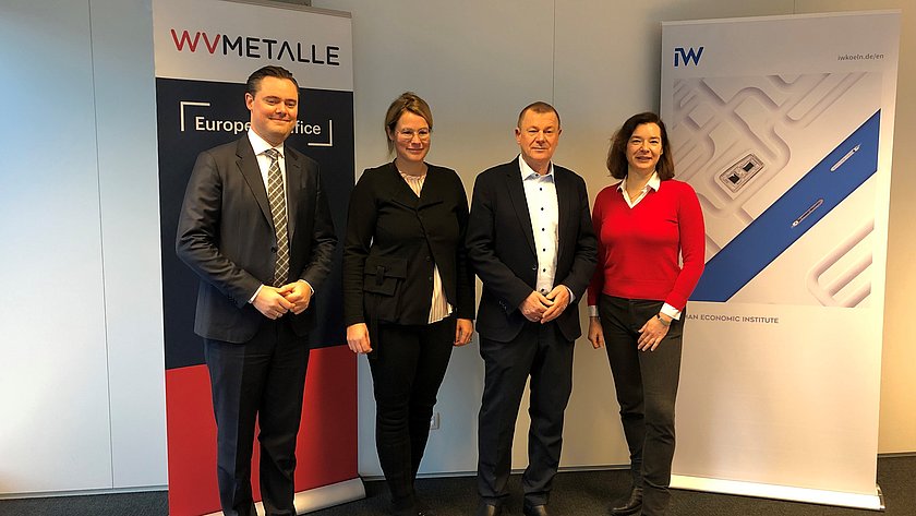 Veranstaltung von IW und WirtschaftsVereinigung Metalle zur Energie- und Rohstoffpolitik am 23. Februar 2023. V. l.: Trimet-CEO Philipp Schlüter, die Hauptgeschäftsführerin der WV Metalle, Franziska Erdle, MdEP Markus Pieper und IW-Büroleiterin Sandra Parthie.