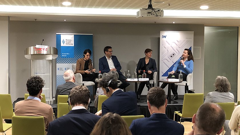 Podiumsdiskussion zur Klima- und Energiekrise mit IW-Büroleiterin Sandra Parthie, Solareurope-Chefin Walburga Hemetsberger und MdEP Peter Liese (v. r.) am 30. November 2022.